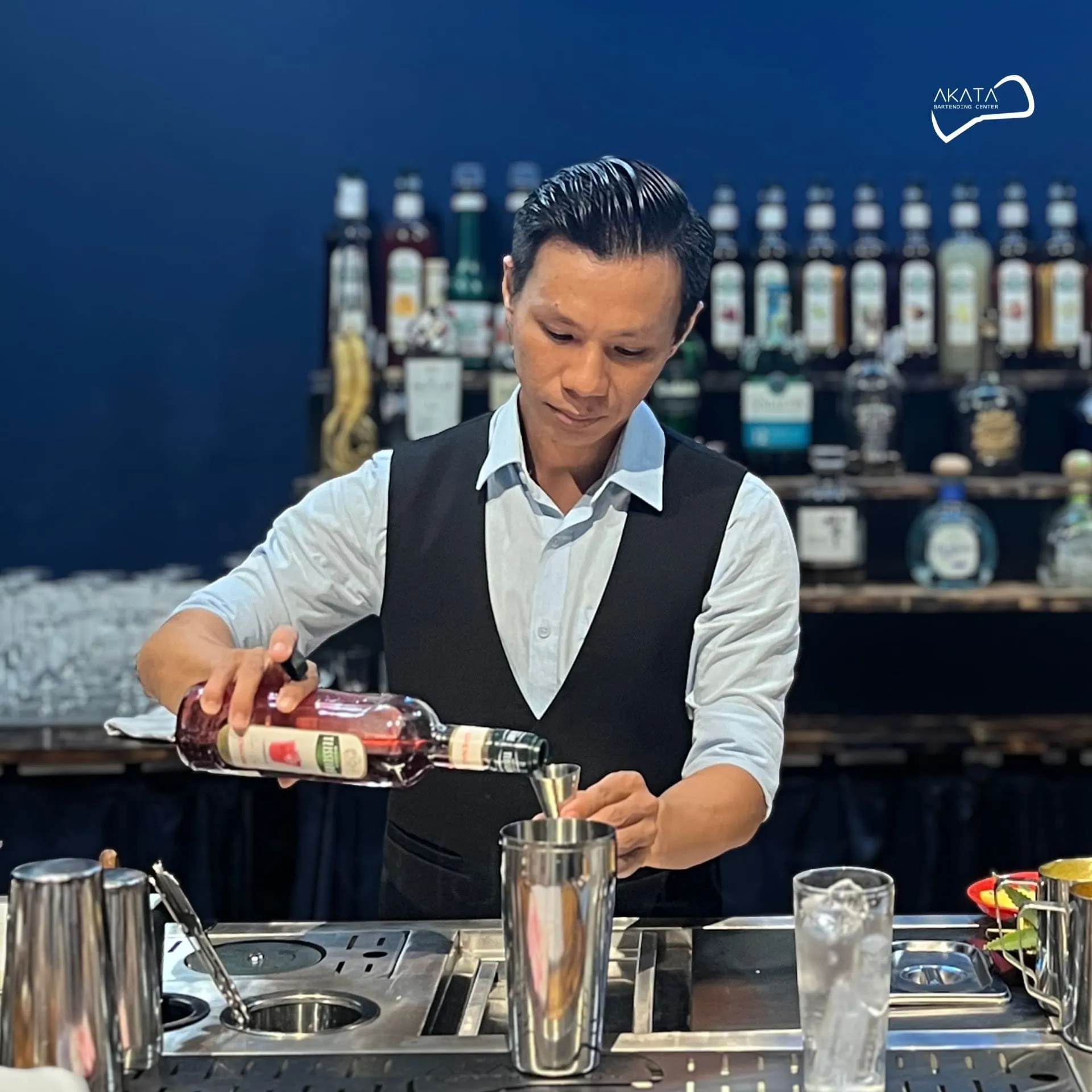 Master Bartender Nguyễn Thành Tâm đứng quầy tại Akata