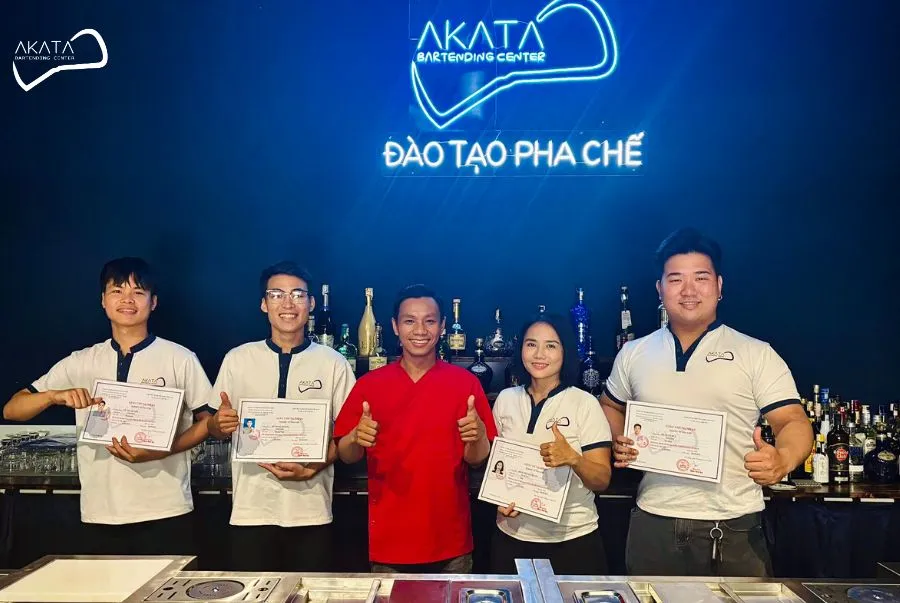 Học viên Akata nhận chứng nhận sau khi hoàn thành khóa học