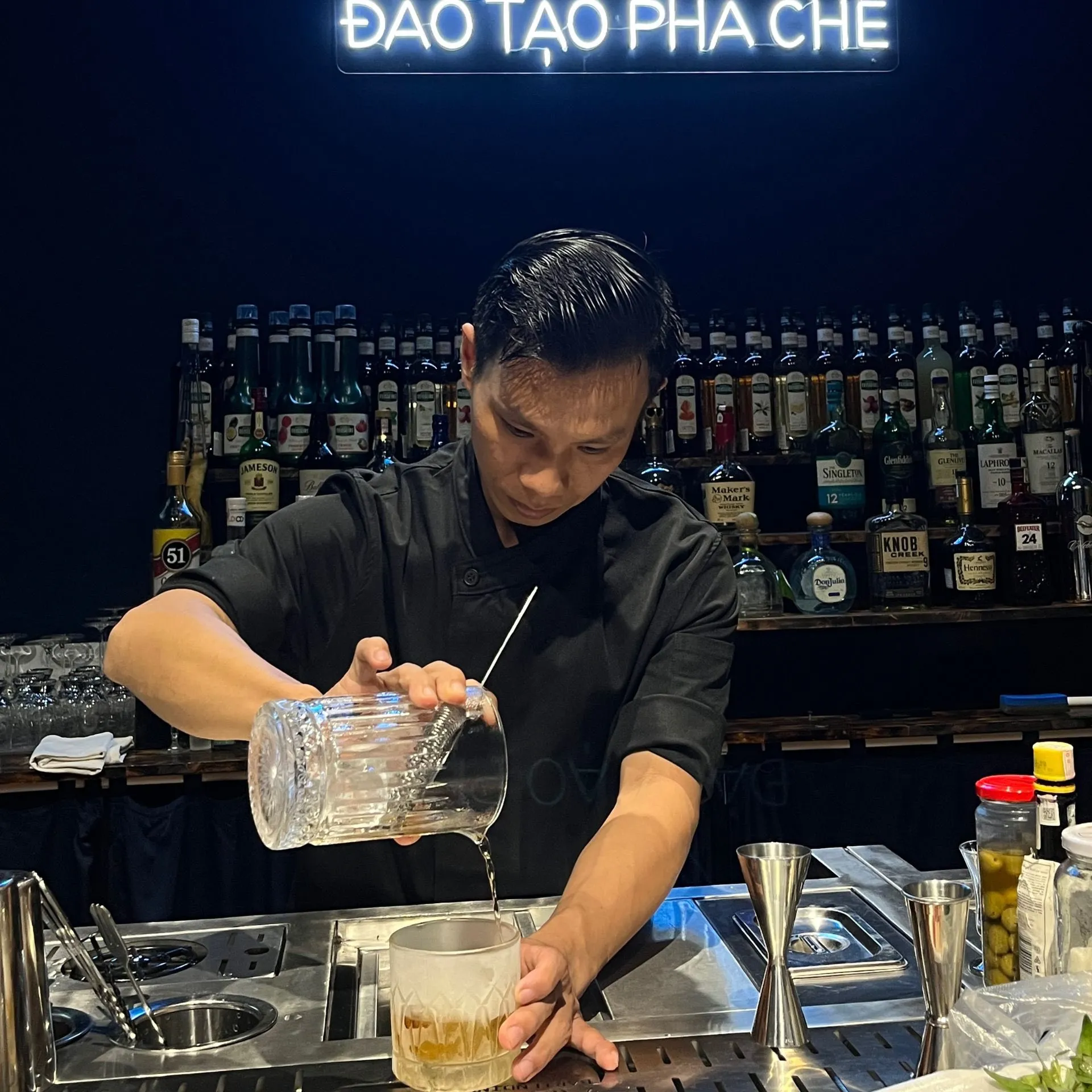 Học viên đứng quầy pha chế tại Akata Đà Nẵng