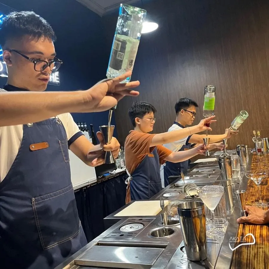 Giảng viên hướng dẫn trực tiếp trên quầy