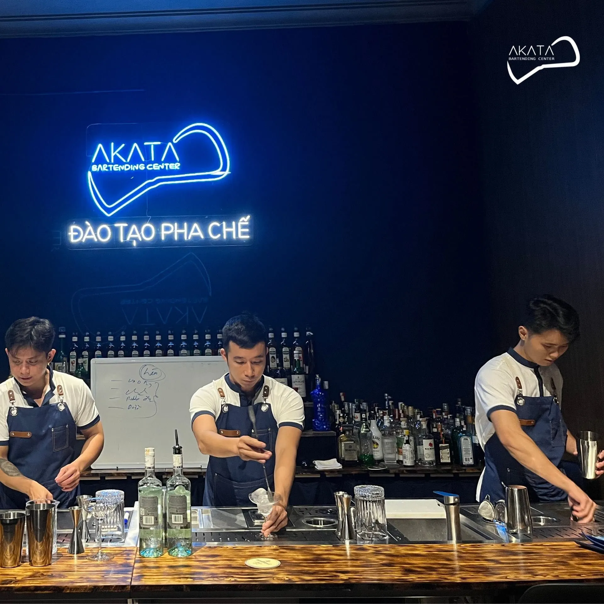 Ba học viên thực hành đồng thời trên quầy bar