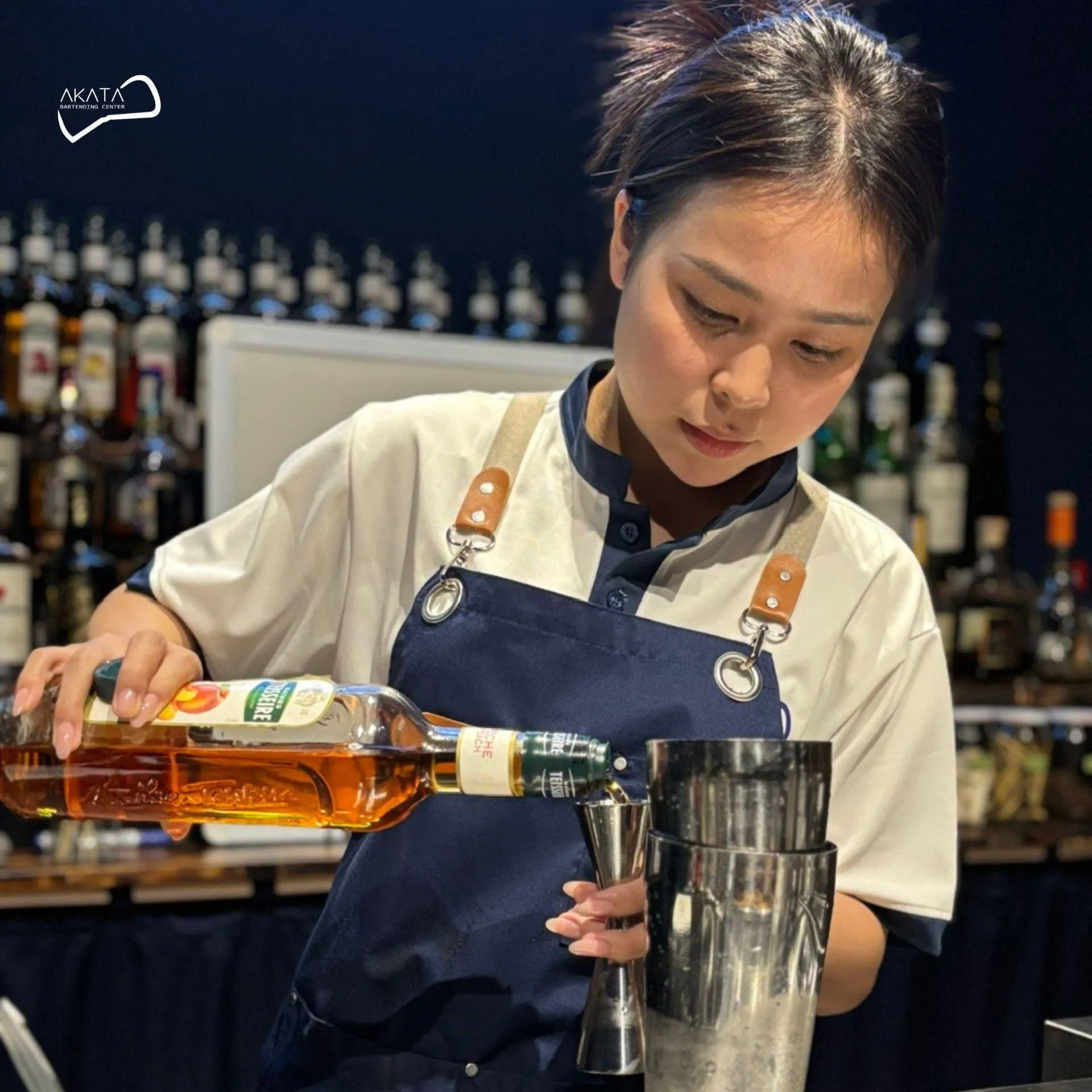 Học viên hoàn thiện ly cocktail