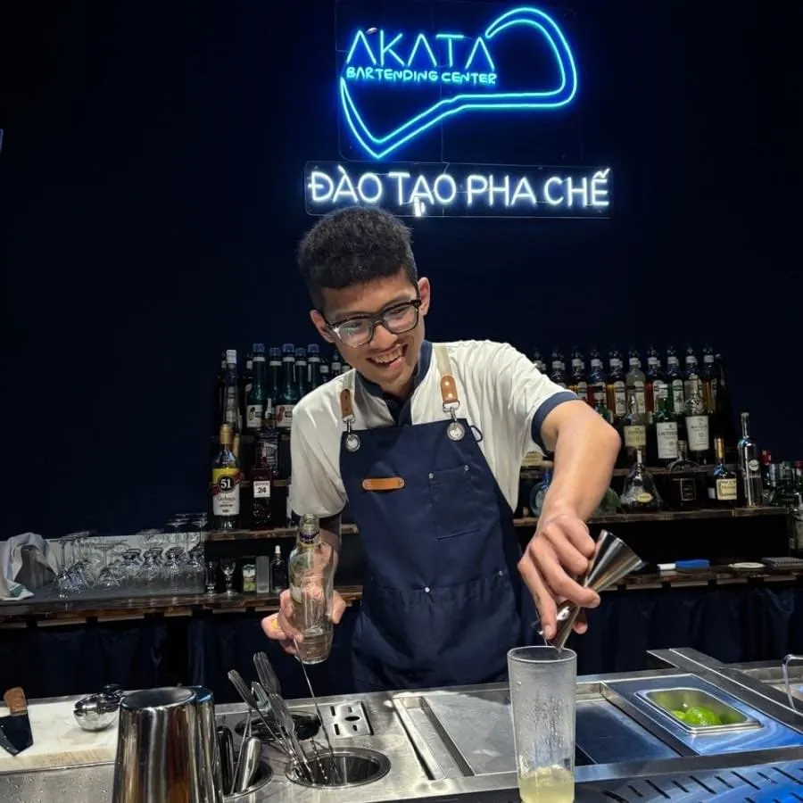 Dụng cụ bar trên mặt quầy