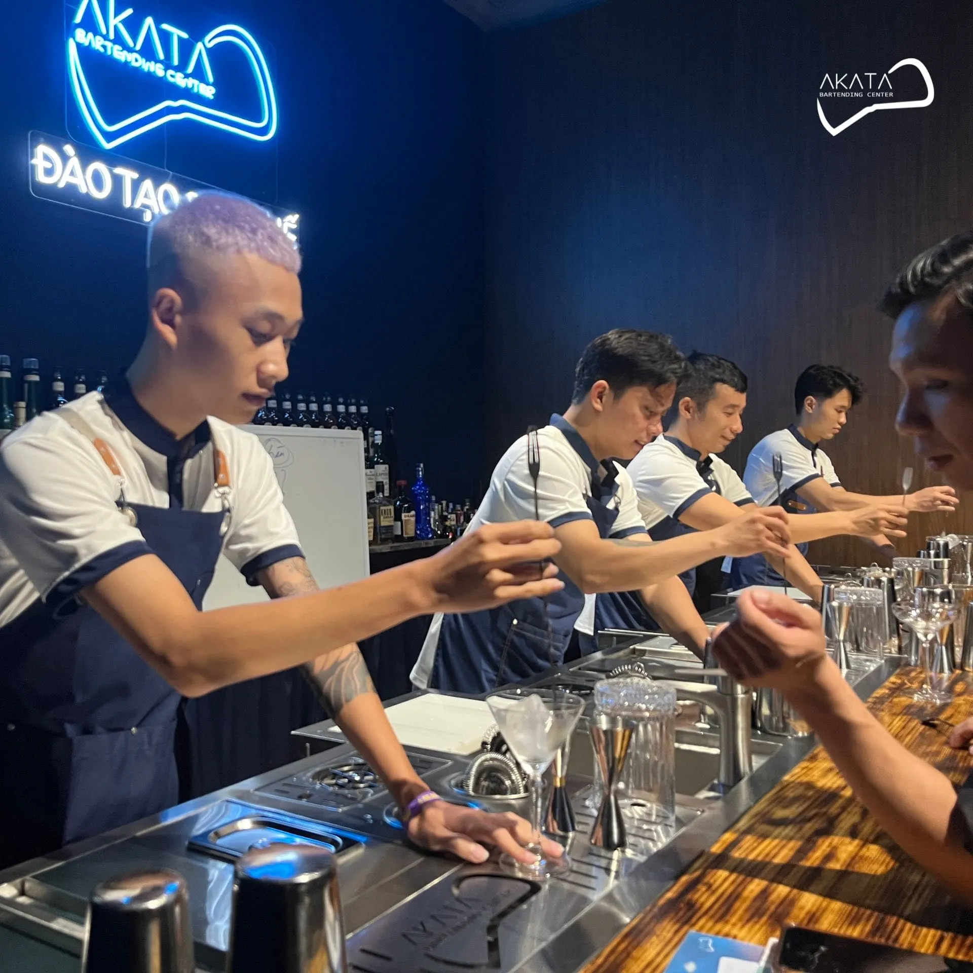 Lớp thực hành buổi tối tại quầy bar Akata