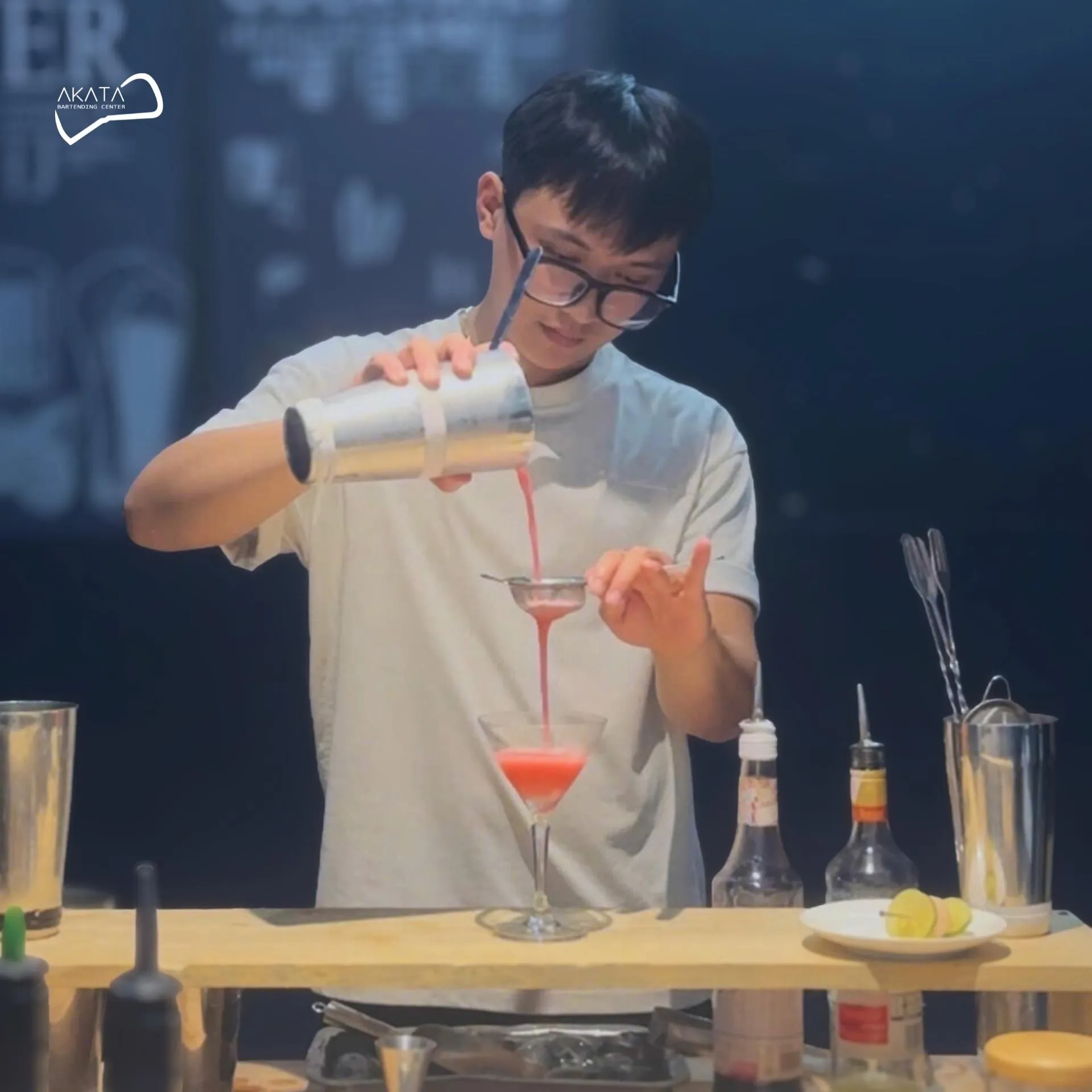 Học viên hoàn thiện ly cocktail tại lớp nâng cao